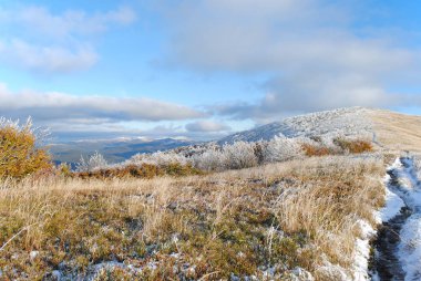 Güzel manzara sonbahar sırasında ilk kar ile. Bieszczady Na