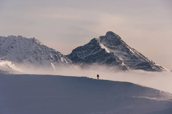 Una majestuosa hermosa vista de invierno del pico de Krywan. Alto Tat — Foto de Stock