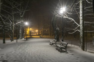 Kış ışıklı park dar sokakta. Kuznice. Zakopane. Tatry.