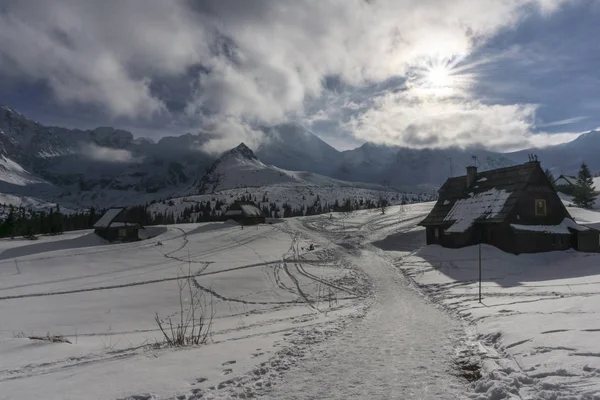 Bela paisagem de inverno do Vale de Gasienicowa. Tatra mounta — Fotografia de Stock