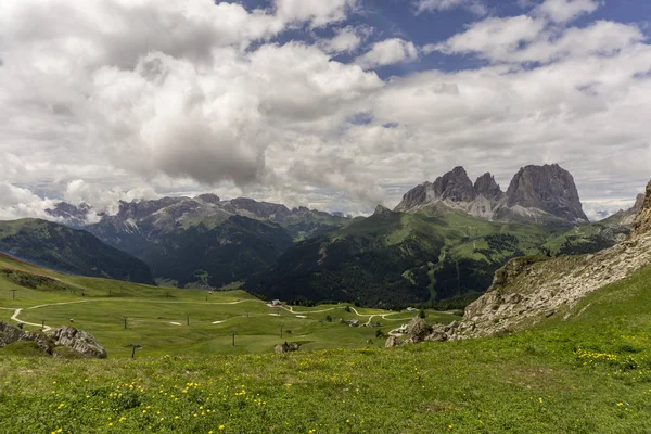 Colinas verdes de los Dolomitas con el macizo de Sassolungo en el b —  Fotos de Stock