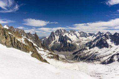 Mont Blanc massif görkemli karlı manzara.
