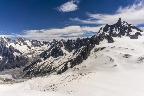 El majestuoso paisaje nevado del macizo del Mont Blanc . —  Fotos de Stock