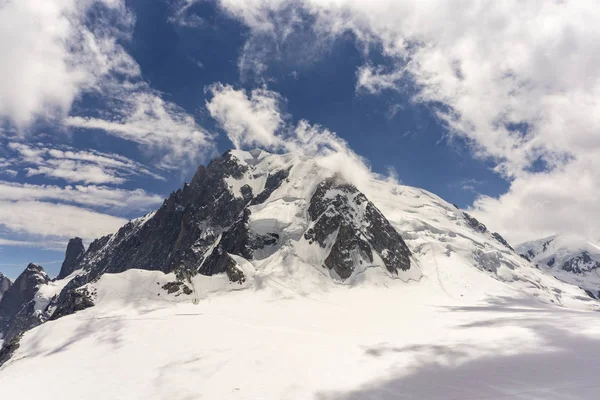 Mont Blanc massif görkemli manzarası. Alpler.