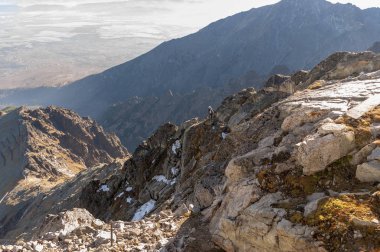 Dağcılar Lomnica sırt üzerinde. Tatra Dağları. Slovakya