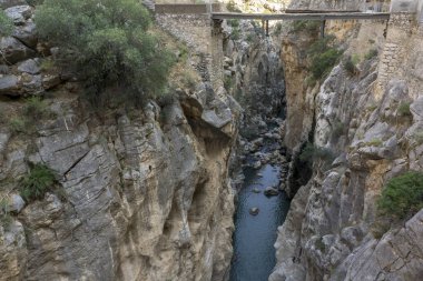 İz Caminito del Rey hiking bir dağdan görüntüleyin. El Chorro. P