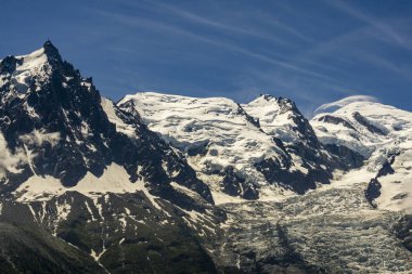 Mont Blanc Massif ve görünür Buzul des Bossons..