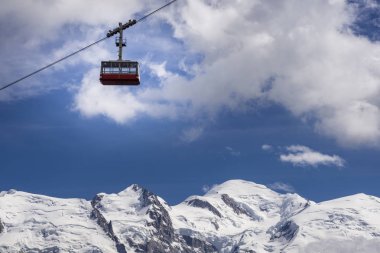 Mont Blanc arka plan üzerinde teleferik. Chamonix. Alpler.
