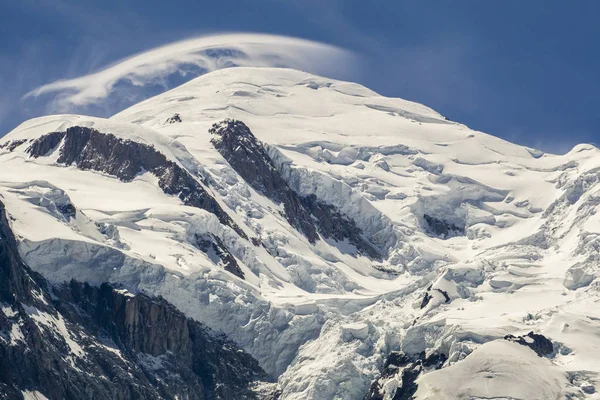 Una vista majestuosa de la cumbre del Mont Blanc. Alpes . — Foto de Stock