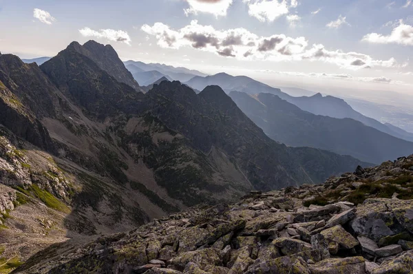 Polonya'da yüksek Tatras kayalık manzara. Orla görünümünden