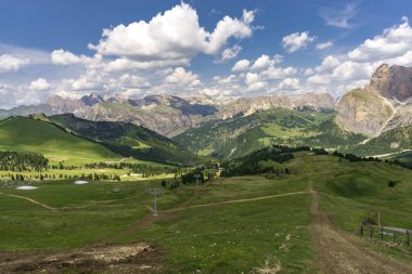 Güzel yaz dağ manzarası. Dolomites. İtalya.