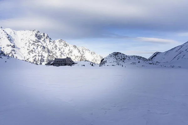 Vale de Cinco Lagos poloneses no inverno. Montes Tatra . — Fotografia de Stock