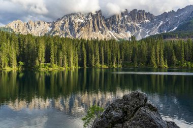Lago di Carezza, Dolomites'teki güzel göl.