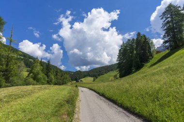 Güzel manzaralı yol. Santa Maddalena köyü, Dolomites, 