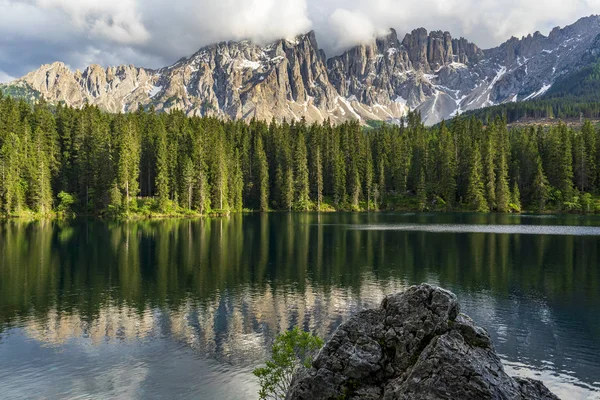 Lago di Carezza, beau lac dans les Dolomites . — Photo