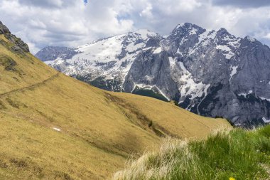 Dolomites Marmolada masif güzel görünümü. İtalya.