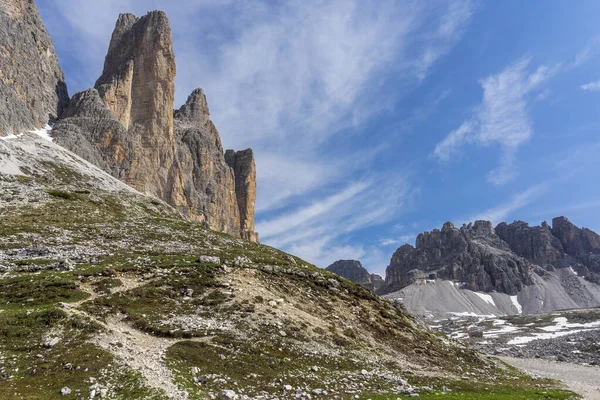 Tre Cime di Lavaredo. Majestuosos picos en los Dolomitas. Italia . — Foto de Stock