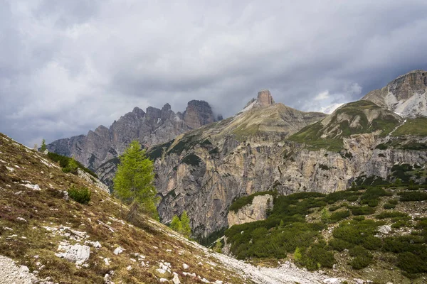 Cielo antes de la tormenta. Sendero alrededor de Tre Cime di Lavaredo. Dolomi. —  Fotos de Stock