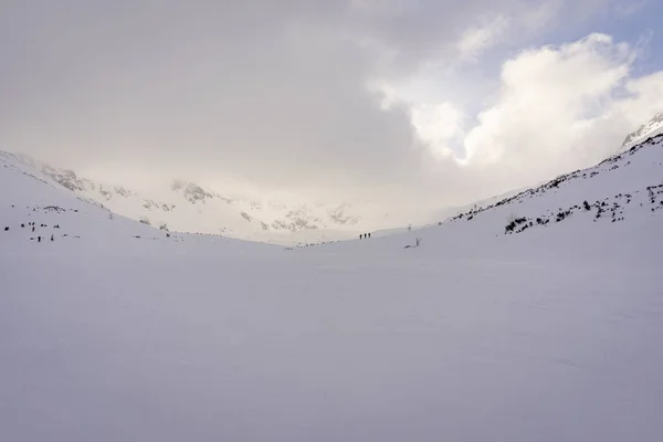 Vale de Cinco Lagos poloneses no inverno. Montes Tatra . — Fotografia de Stock