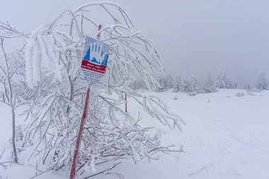 Kışın dağdaki çığ hakkında bilgi veren bir tabela. Tatry..