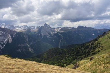 Dolomite zirveleri Haziran 'da. İtalya.