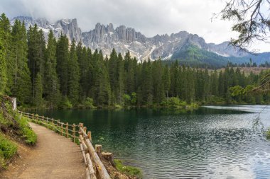 Dolomitlerdeki Lago di Carezza Dağı Gölü.