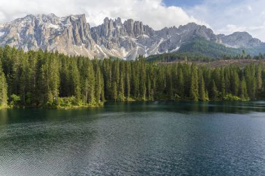Dolomitlerdeki Lago di Carezza Dağı Gölü.