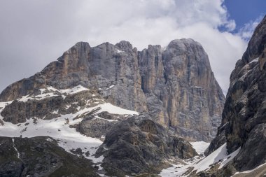 Marmolada 'nın görkemli manzarası. Dolomitler. İtalya.