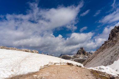 Dolomites'te bir dağ yolu. Tre Cime di Lavaredo civarında. İtalya.