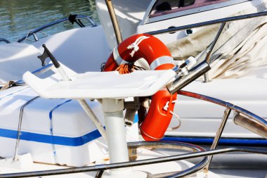 Koltuk tekne kancası, çubuk sahipleri ve yaşam çizgisi donanımlı tekne ile Balık tutma
