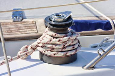 Vinç detay üzerinde fiberglas yelkenli tekne