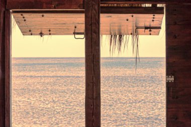 Ahşap pencere üzerinden Okyanusu günbatımı panorama