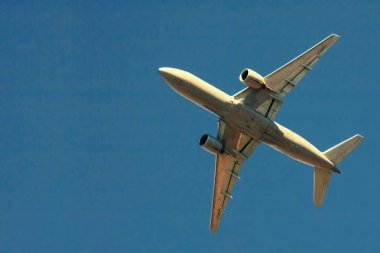 Uçak mavi bir gökyüzünde kapalı alıyor