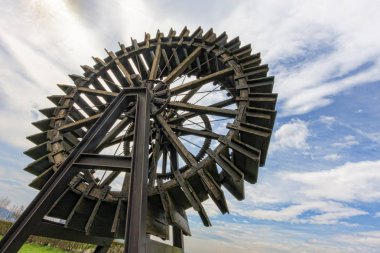 Eski ahşap su çarkı