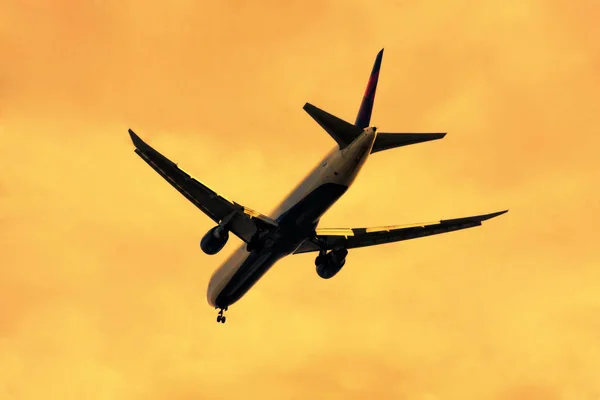 Turuncu günbatımında iniş uçak