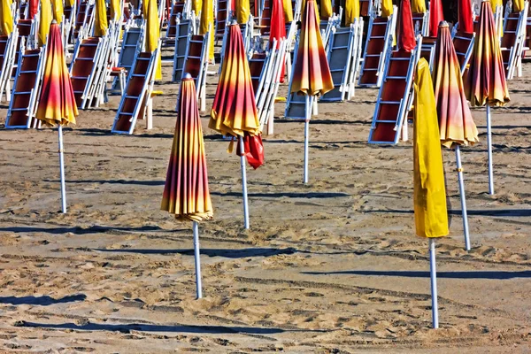 Конец лета - на пляже закрыты зонтики и шезлонги — стоковое фото