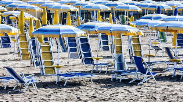 Vége a nyári - napernyők és nyugágyak a strandon zárva — Stock Fotó