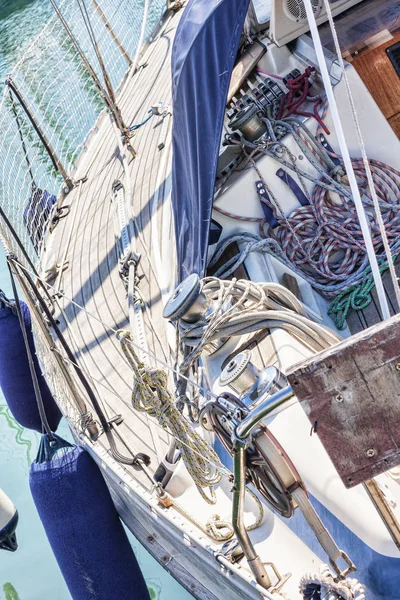 Мотузки лебідки та аксесуари у скляному вітрильнику — стокове фото