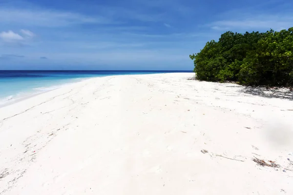 Île tropicale avec plage de sable blanc — Photo