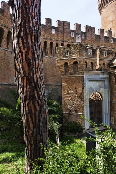 Вид на задний двор и вход в замок Джулио II, О — стоковое фото