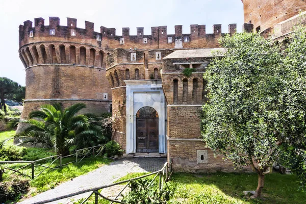 Vista do quintal e entrada do castelo de Giulio II, Ostia Antica Itália — Fotografia de Stock
