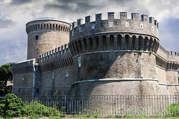 Vista do castelo romano de Giulio II, Ostia Antica - Itália — Fotografia de Stock