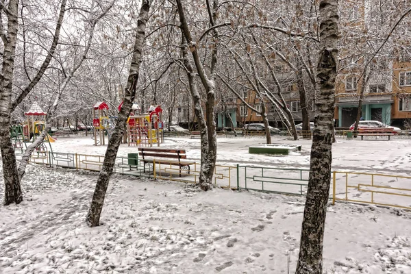 Tempo de inverno: Detalhe da neve e geada no parque infantil — Fotografia de Stock