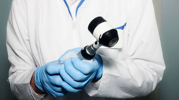 Doktor dermatoscope dezenfekte