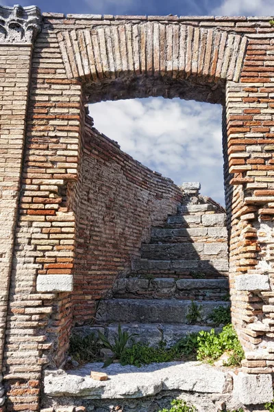 Ókori római épület lépcső arch és a rövidülés — Stock Fotó
