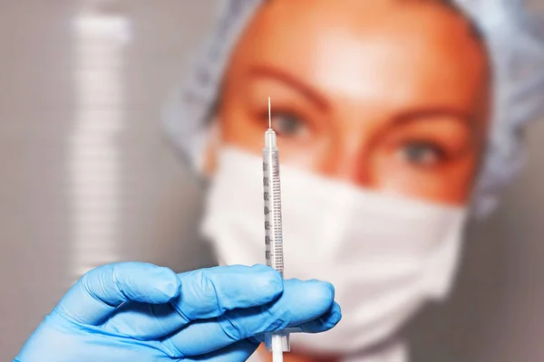 Zobrazení žena chirurg po injekci anestetika — Stock fotografie