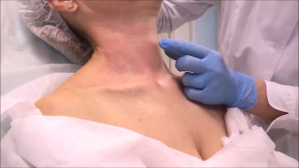 El médico dermatólogo cosmetólogo realiza inyecciones de toxina botulínica para el rejuvenecimiento del cuello — Vídeos de Stock