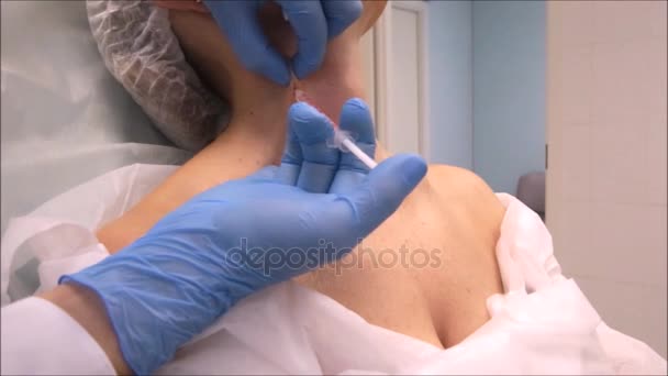 A bőrgyógyász kozmetológus botulinum toxin injekciókat végez a nyak megfiatalítására. — Stock videók