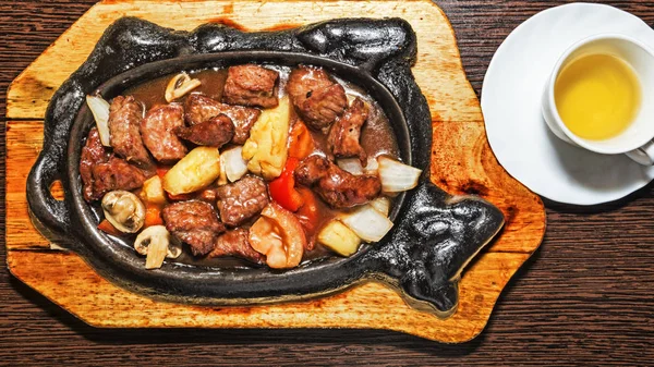 Vietnamca sığır eti ızgara ananas mantar soğan biber ve sos ile