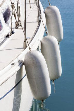 Beyaz bir fiberglas yelkende çamurluklar güverte